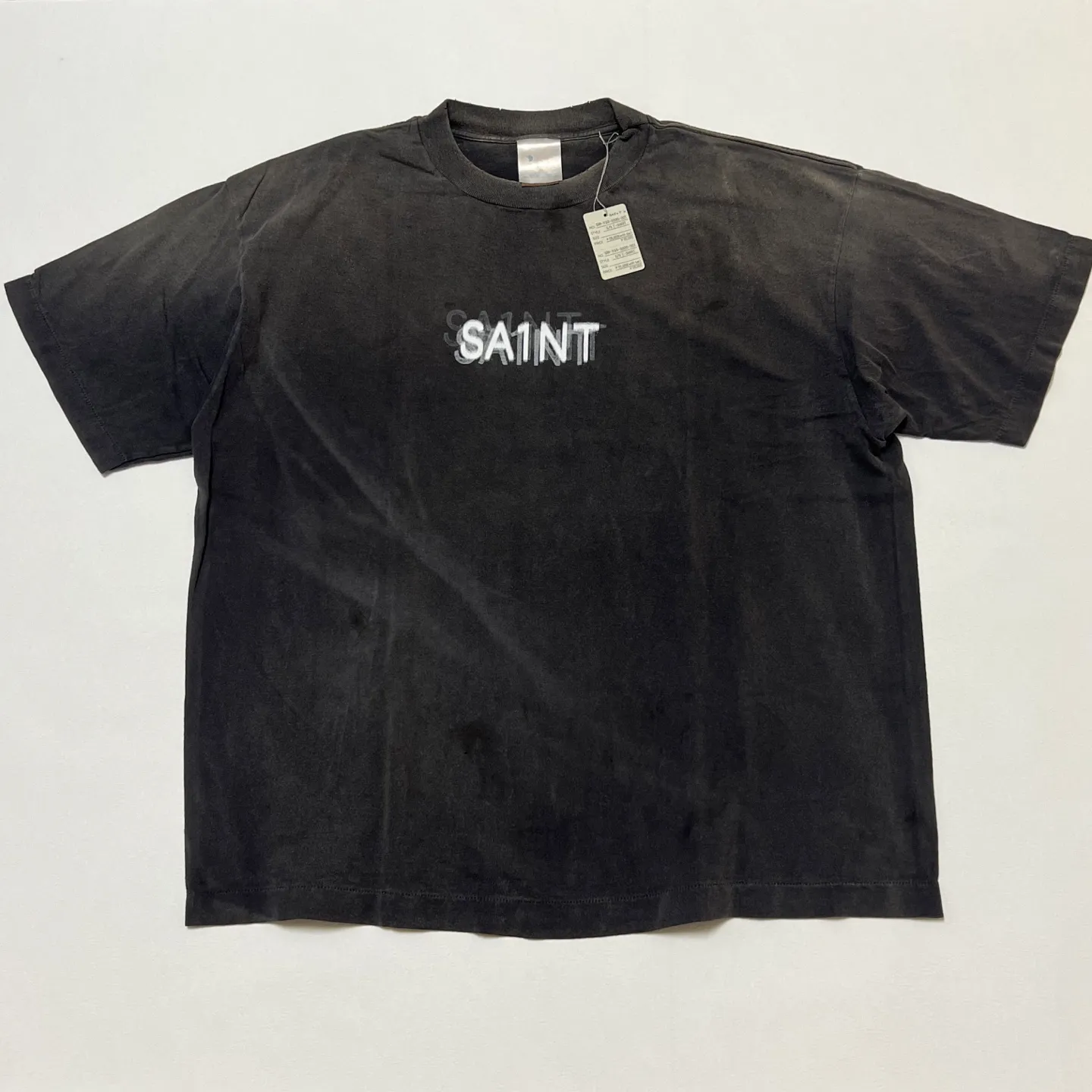 SAINT Mxxxxxx SEVEN DEADLY SS TEE/BLK Phantom SAINT Seven Deadly Sins Printed TEE Washed Black S-XL Look for cylindrical fabrics with no side seams. Don’t buy open width fabrics anymore. It’s boring. Assute garments are dyed. The whole piece is sprayed with Ma Liu. Then spray the heavy parts to fade. The collar and cuffs are frayed. Many hangings are frayed. Accessories are complete. Customized original consistent main mark/wash mark/little angel anti-counterfeiting mark.